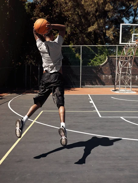 Schieten Belangrijkste Vaardigheid Basketbal Achteraanzicht Van Een Sportieve Jongeman Die — Stockfoto