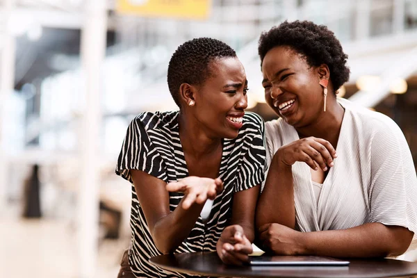 Desfrutando Momento Coração Leve Como Amigos Duas Mulheres Negócios Usando — Fotografia de Stock