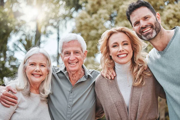 Were Out Unwind Couple Standing Elderly Parents — Stock Photo, Image