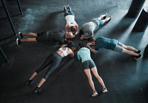Glöm Inte Att Andas Grupp Vänner Planking Tillsammans — Stockfoto