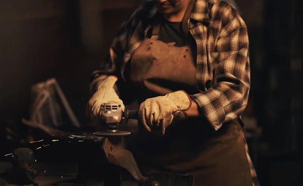 没有角磨床的铁匠是什么 在铸造厂工作时使用角磨床的妇女 — 图库照片