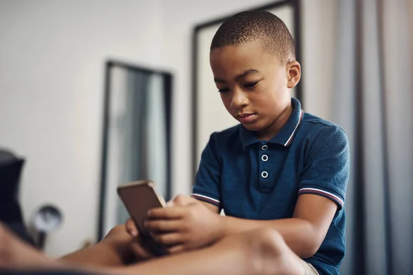 Its Hard Find Educational Games Online Young Boy Using Cellphone — Stock Photo, Image