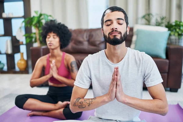 Başarılı Bir Ilişkinin Sırrı Burada Oturma Odasında Yoga Yapan Genç — Stok fotoğraf