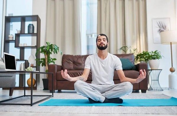 Laç Akıl Ilacıdır Evindeki Oturma Odasında Yoga Yapan Yakışıklı Bir — Stok fotoğraf