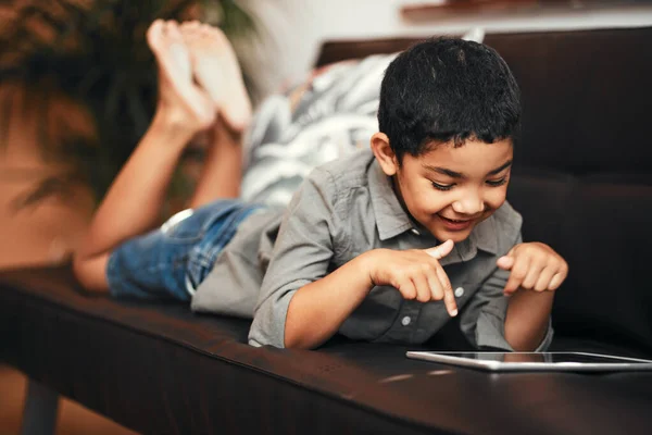 Las Aplicaciones Móviles Están Llevando Muchos Niños Conocedores Tecnología Niño — Foto de Stock