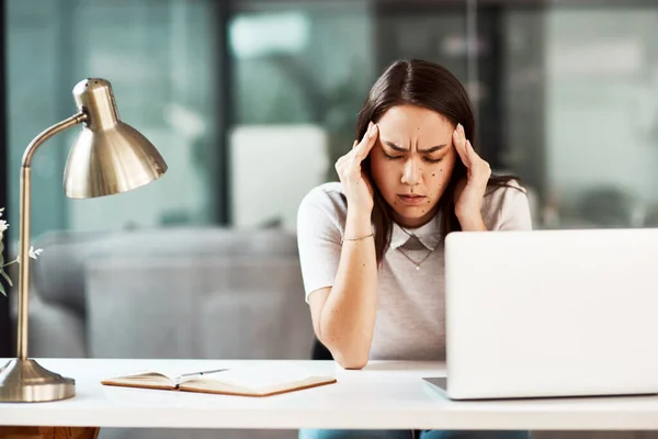 Czuję Się Wzburzony Niespokojny Młoda Bizneswoman Cierpiąca Ból Głowy Podczas — Zdjęcie stockowe