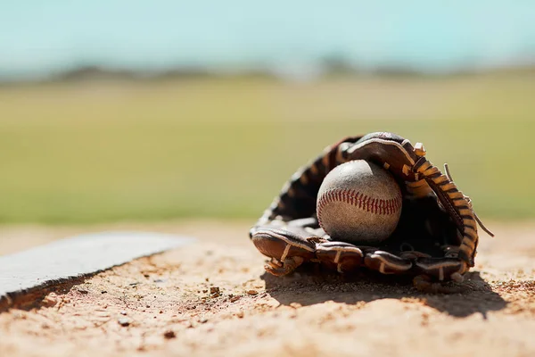 Avvicinati Piatto Guantone Baseball Palla Sdraiato Sul Campo Durante Giorno — Foto Stock