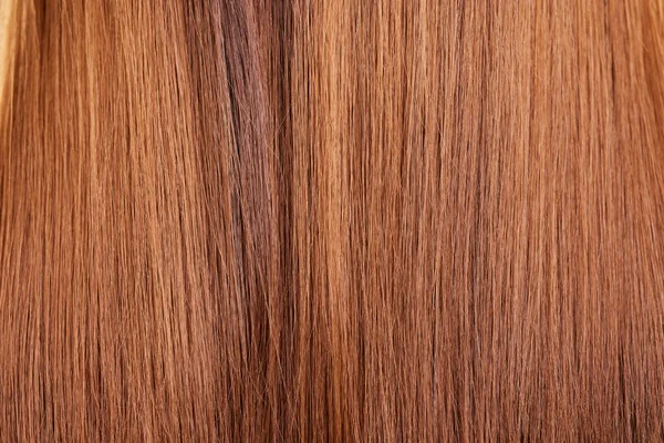 및아름다움 케라틴 모양으로 뒤범벅 갈색의 광택있는 가발에 매크로 치료법 — 스톡 사진