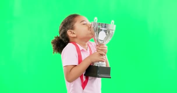 胜利和面对孩子与奖杯隔离在绿屏工作室的背景 一个女孩的兴奋 成功和肖像亲吻一个体育 成就和冠军与嘲讽奖 — 图库视频影像