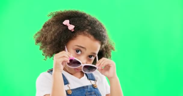Cute Layar Hijau Dan Gadis Dengan Kacamata Hitam Studio Dengan — Stok Video