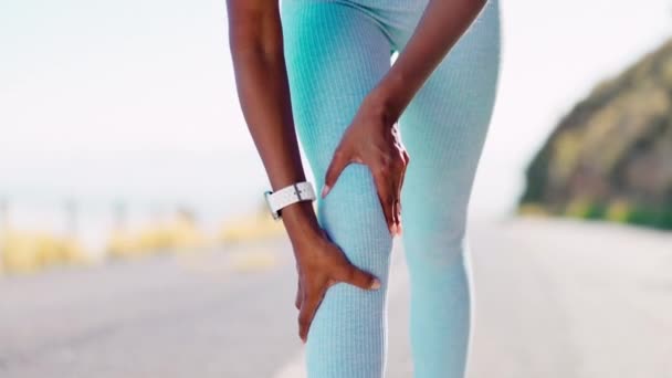 按摩及女性跑步时膝部疼痛 身体不适 急症及意外事故 在有氧运动中 关节和运动员因扭伤 扭伤和断腿而感觉到一条腿 — 图库视频影像