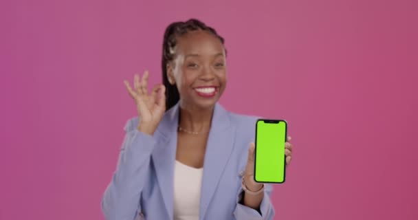 Черная Женщина Телефон Зеленый Экран Знак Маркетинга Рекламы Фоне Студии — стоковое видео