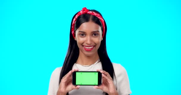 绿色屏幕 脸和电话 由摄影棚的一位女士负责广告 空间和蓝色背景 展示社交媒体 博客或网站的智能手机 女性时尚影响者的展示和肖像 — 图库视频影像