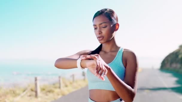 Fitness Detak Jantung Dan Wanita Jalan Dengan Cerdas Menonton Untuk — Stok Video