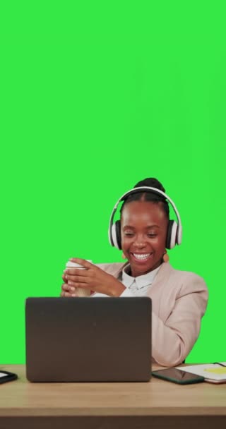 Μαύρη Γυναίκα Φορητό Υπολογιστή Και Ακουστικά Καφέ Στην Πράσινη Οθόνη — Αρχείο Βίντεο