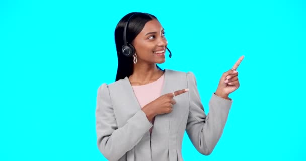 呼叫中心 肖像或工作室里的快乐女性 为促销或蓝色背景的产品放置指点 在技术支助或客户服务方面 戴着耳机的笑 模仿空间或印度女孩 — 图库视频影像