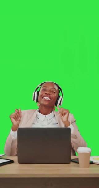 Топ Музыкальный Танец Счастливая Чернокожая Женщина Слушающая Танцевальный Трек Аудиоподкаст — стоковое видео