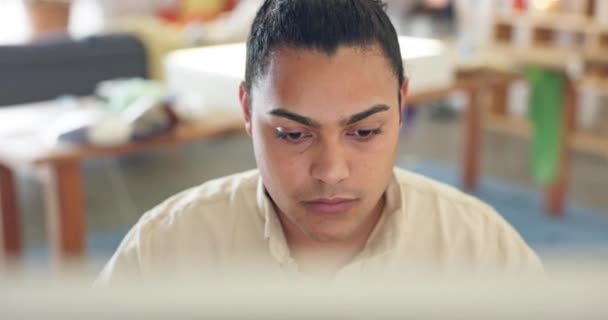 Homme Affaires Focus Dactylographie Pour Start Lecture Ligne Étude Latino — Video