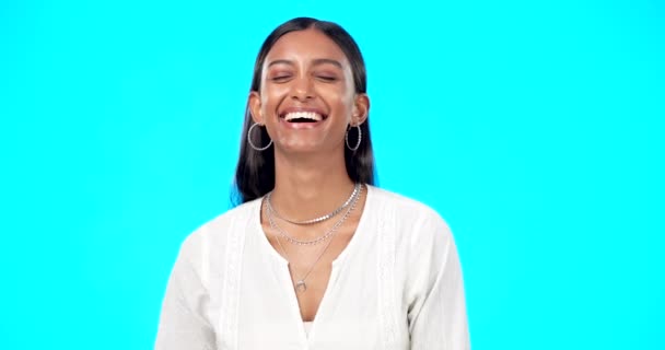 Laughing Studio Indian Woman Face Blue Background Hearing Comedy Emoji — Stock Video