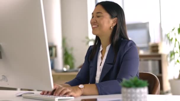 ビジネスの女性は コンピュータや読書管理者の笑顔幸せを感じている 会社の成長とフィンテックの幸福と企業のオフィス 経営データの読み取りと働く従業員 — ストック動画