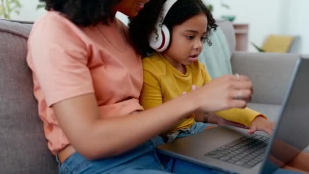 Дитина Мати Навушники Ноутбуком Навчання Онлайн Освіти Підключенням Інтернету Чорна — стокове відео
