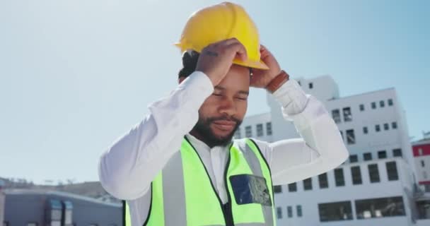 黑人男子 建筑和安全帽在城市的建筑 建筑或工业现场工作 快乐的非裔美国人承包商 工程师或建筑师准备在城里建造或投产 — 图库视频影像
