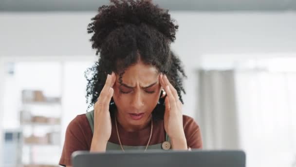 Kobieta Laptop Ból Głowy Wypaleniu Stres Lub Przepracowany Małym Biznesie — Wideo stockowe