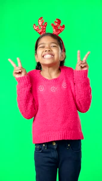 Meisje Kind Vredesteken Gezicht Door Groen Scherm Studio Kerst Mockup — Stockvideo
