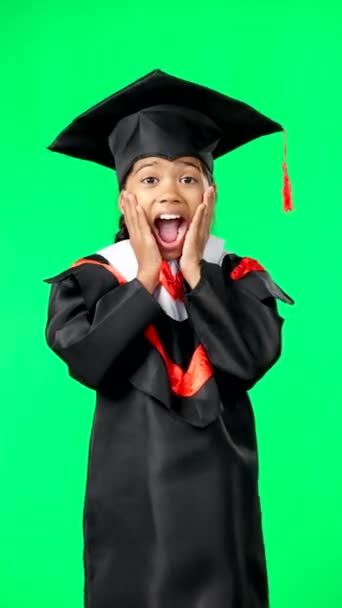 Graduación Educación Niño Con Sorpresa Pantalla Verde Para Graduados Academia — Vídeo de stock