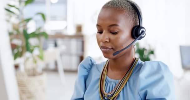 顧客サポートの仕事から笑顔でCrm 顔と幸せな黒人女性 コールセンター 電話テレマーケティング Webヘルプコンサルタントの幸福プロのコンサルティングとぼやけた背景 — ストック動画