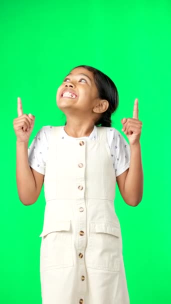 Tvář Motivace Indická Dívka Zelenou Obrazovkou Ukazující Nahoru Vzrušená Radostí — Stock video