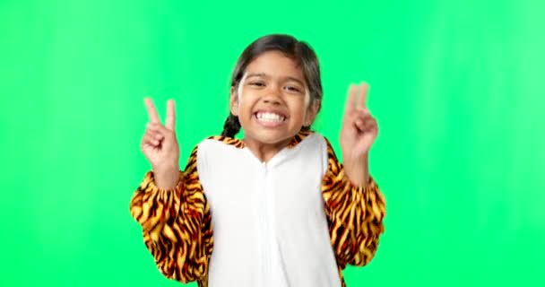Glücklich Lächelnd Und Friedenszeichen Mit Mädchen Studio Für Freundlichkeit Positives — Stockvideo
