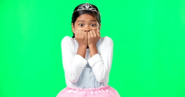 恐惧和焦虑的孩子在绿色的屏幕上与皇冠 公主服装和塔图在工作室 嘲笑和孤立的年轻女孩 忧心忡忡 愁眉苦脸 — 图库视频影像