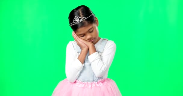 Dormir Gesto Cansado Criança Tela Verde Com Coroa Fantasia Princesa — Vídeo de Stock
