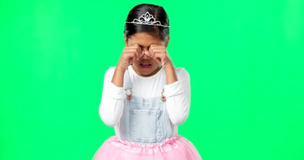 슬프게 우울하고 화면에서 왕관을 복장을 스튜디오에서 투투를하는 아이들 슬픔의 고립된 — 비디오