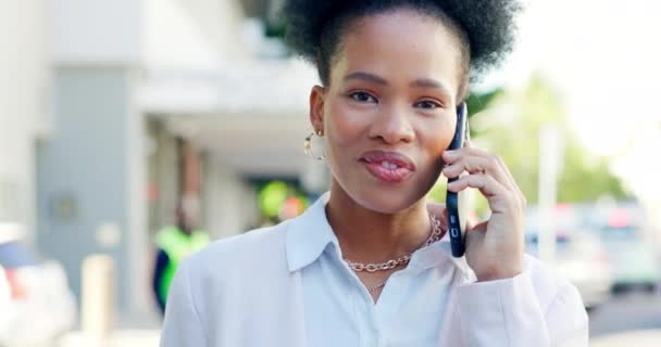 都市を歩くビジネス 電話や黒人女性 成功や計画やスケジュールのための会話 アフリカ系アメリカ人女性起業家 コンサルタントまたはスマートフォン 通信や話を持つエージェント — ストック動画