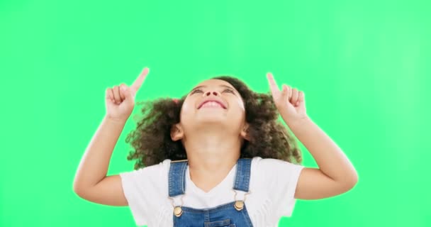Mockup Zelená Obrazovka Dítě Ukazující Nahoru Umístění Produktu Prostor Izolovaný — Stock video