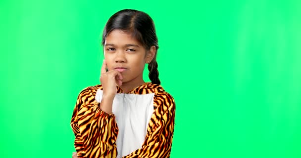 女孩和想法的绿色屏幕背景与模拟空间的计划或选择 印度儿童肖像画在工作室里手牵着下巴思考 计划或做出脑力激荡的决定 — 图库视频影像