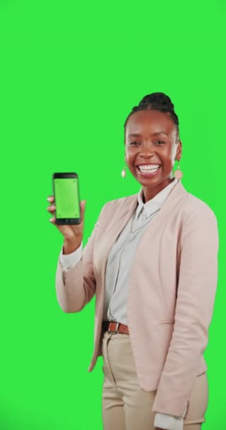 Телефон Зелений Екран Обличчя Жінки Ізольовані Студійному Фоні Маркером Стеження — стокове відео