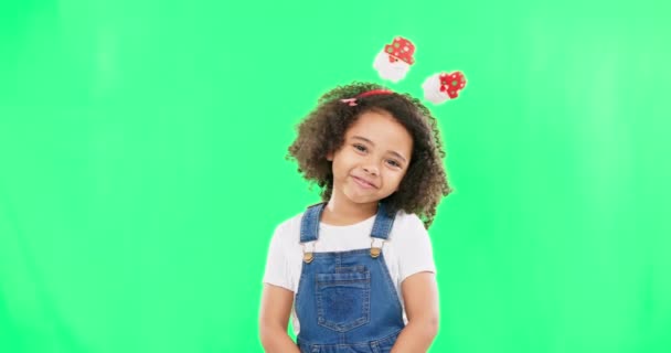 Portre Çocuklar Stüdyoda Yeşil Ekran Arka Planında Komik Bir Alice — Stok video
