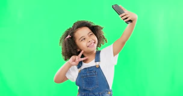 Teléfono Pantalla Verde Selfie Signo Paz Infantil Estudio Con Felicidad — Vídeos de Stock