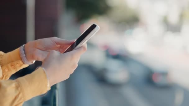 Closeup Ruce Smartphone Městě Připojení Signál Pro Sociální Média Komunikace — Stock video