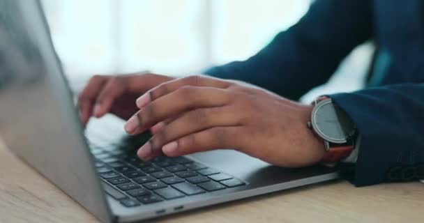 将商人的打字 键盘和双手放在笔记本电脑上 用于商务 网络和通信 计算机上的联系人 电子邮件和员工 用于在工作台上浏览 搜索和连接 — 图库视频影像