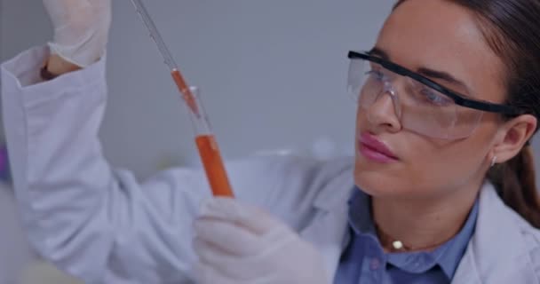 Επιστήμη Χημεία Και Φαρμακευτική Γυναίκα Στο Εργαστήριο Για Ιατρική Έρευνα — Αρχείο Βίντεο