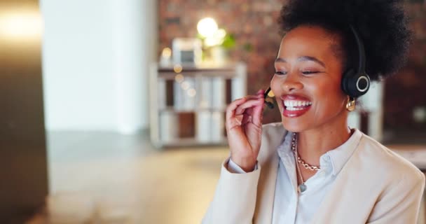 黒人女性 コールセンター Crm カスタマーサポート テレマーケティングナイトシフトでクライアントと話をする コミュニケーション ヘッドセット 女性コンサルタントの仕事は遅く 助言デスクとお問い合わせ — ストック動画