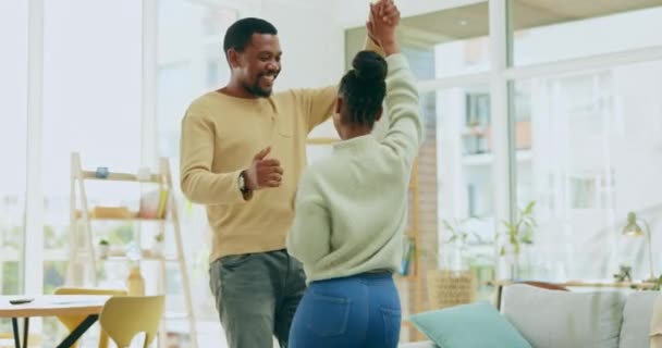 黒のカップルは 一緒に踊り 幸せと絆で愛を家庭で抱擁 支援とダンス 幸福とパートナーシップへの信頼と家の中で連帯のお祝い — ストック動画