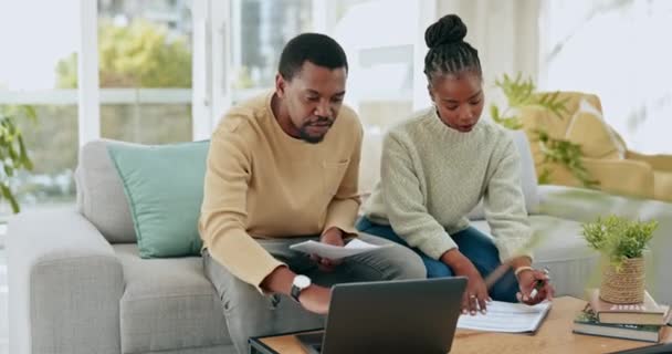 Έγγραφα Μαύρων Ζευγαριών Laptop Και Online Banking Νέων Που Σχεδιάζουν — Αρχείο Βίντεο