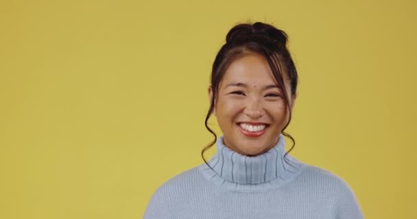 Asyalı Kadın Gülümse Portre Sarı Arka Planda Izole Edilmiş Bir — Stok video