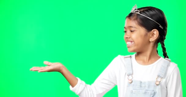 Makieta Zielony Ekran Otwarta Ręka Dziecka Pokazująca Rozmieszczenie Produktu Reklamę — Wideo stockowe
