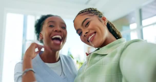 Selfie Φίλοι Και Πρόσωπο Μαύρων Γυναικών Αστεία Κωμική Και Χαρούμενη — Αρχείο Βίντεο